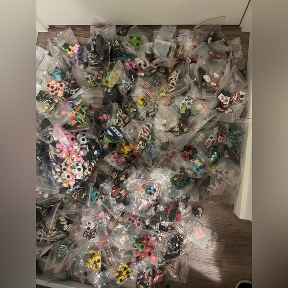 Over 2500 Croc Charms - Picture 3 of 6